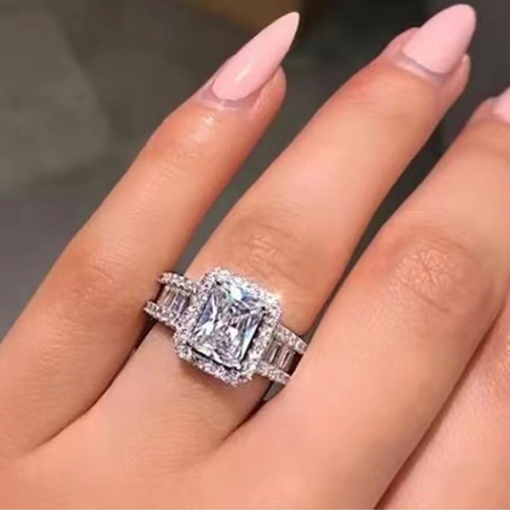 Luxury Sparkly Princess Engagement Cut Zircon Halo Ring